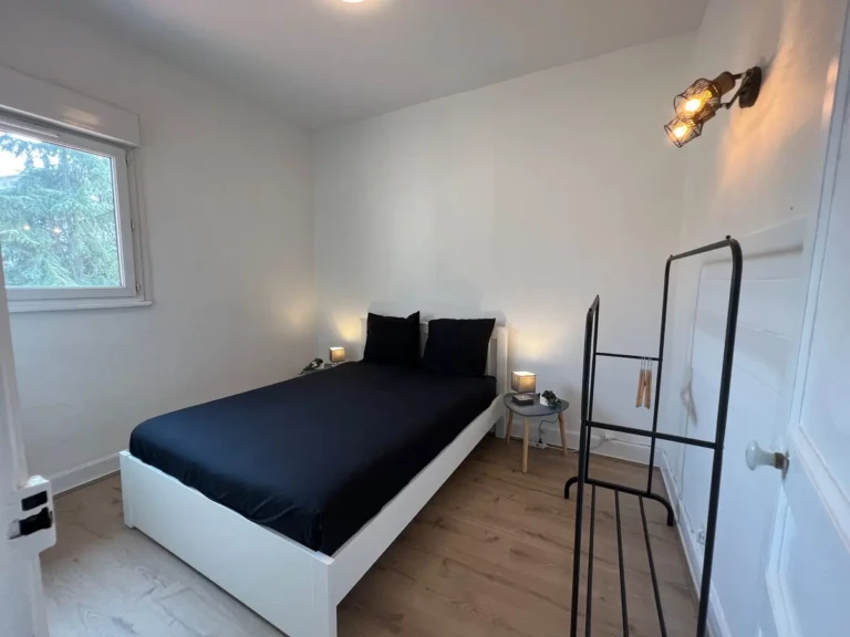 Chambre confortable de logement T2 à Toulouse dans le quartier du Busca.