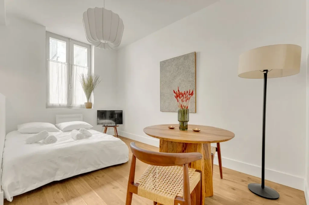 Chambre moderne avec lit double, télévision et décoration intérieure élégante à Toulouse