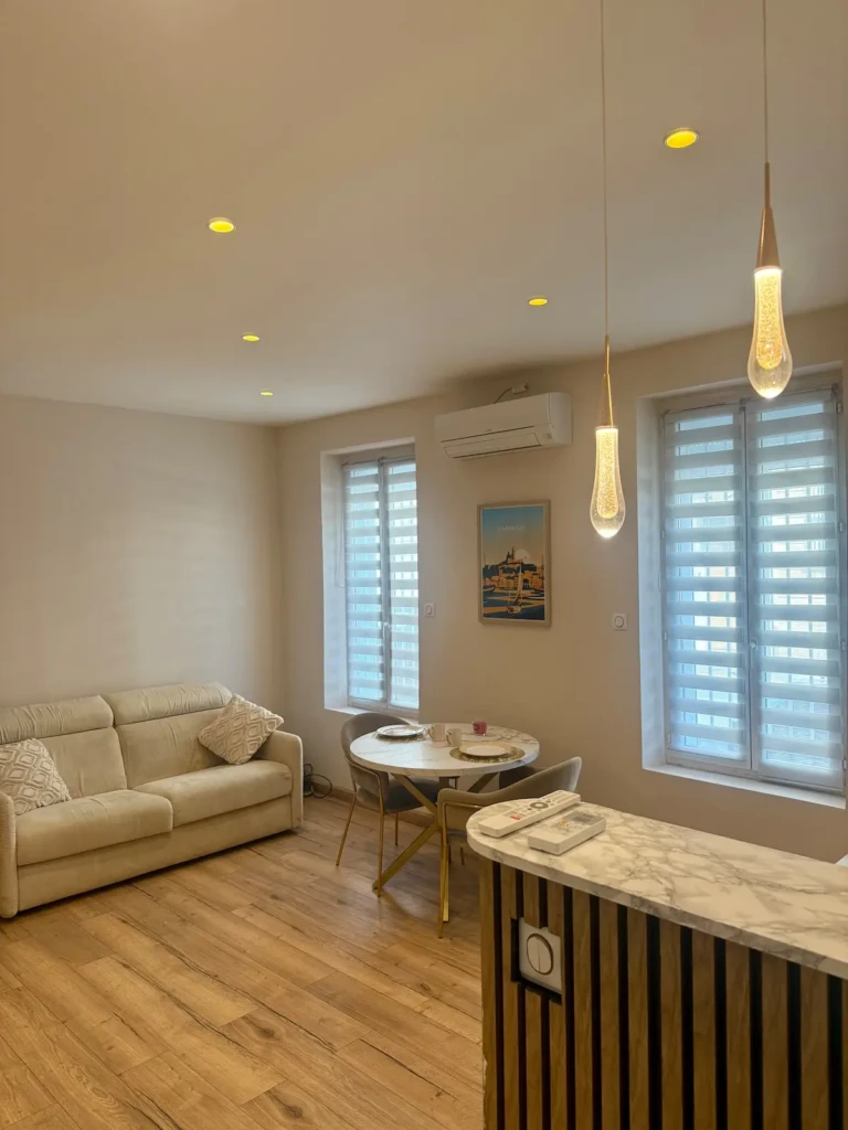 Intérieur d'un grand studio climatisé à Marseille avec salon et cuisine équipée