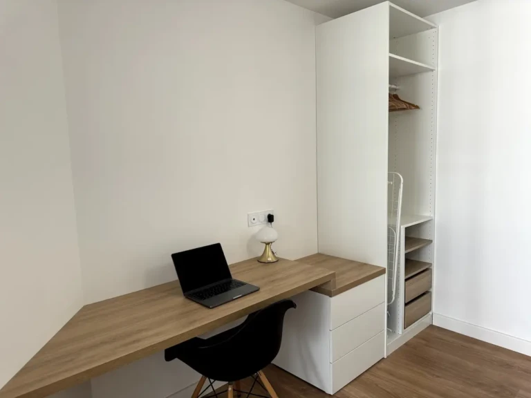 Espace de travail lumineux dans l'appartement Casa Burdigala à Bordeaux Belcier