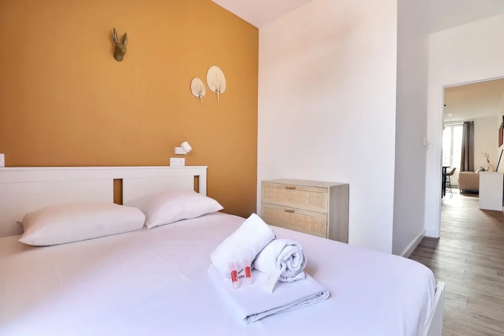 Chambre d'un T2 de charme à Lyon avec décor soigné et vue sur le quartier Part-Dieu