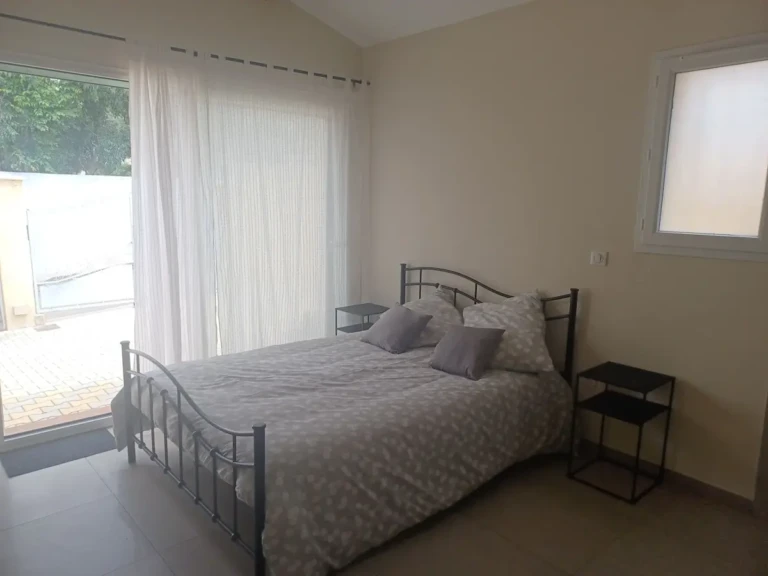 Chambre chez l'habitant avec piscine et entrée privative à Marseille, au cœur du village de la Treille