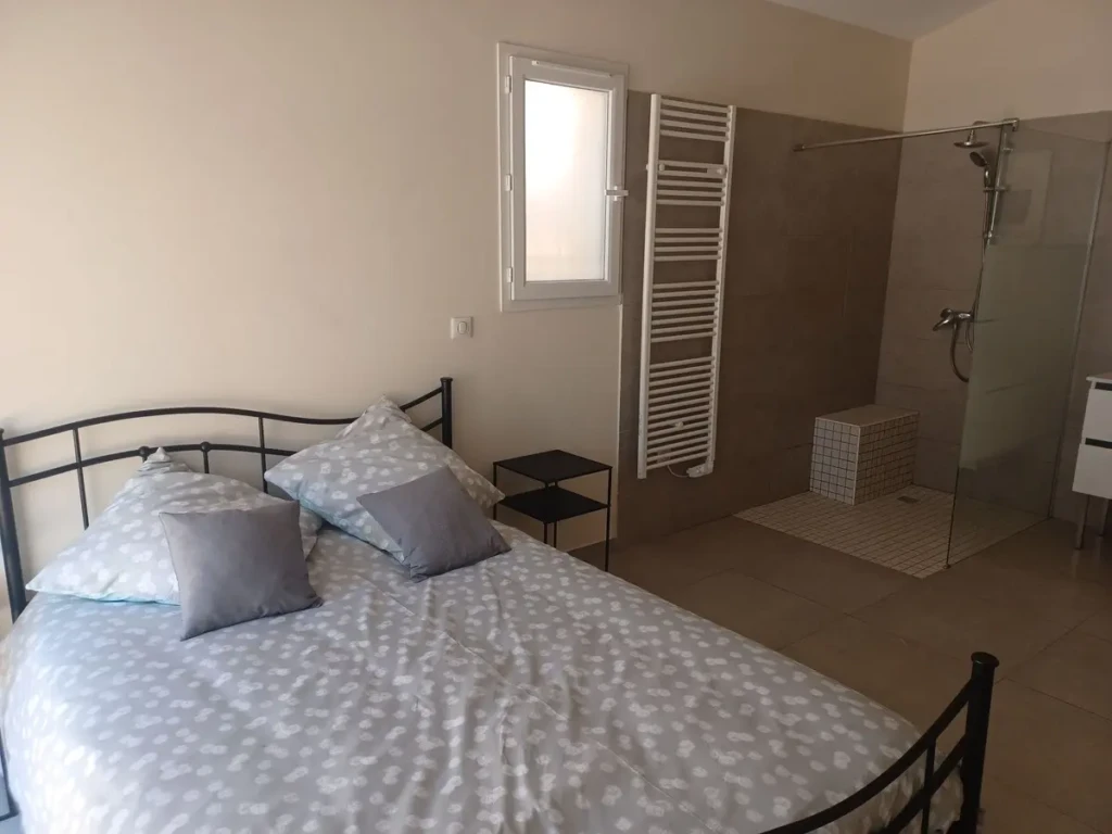 Chambre confortable avec salle de bain privative à Marseille La Treille