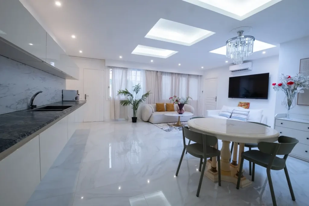 Appartement élégant et minimaliste à Toulouse, salon lumineux avec canapé et table à manger