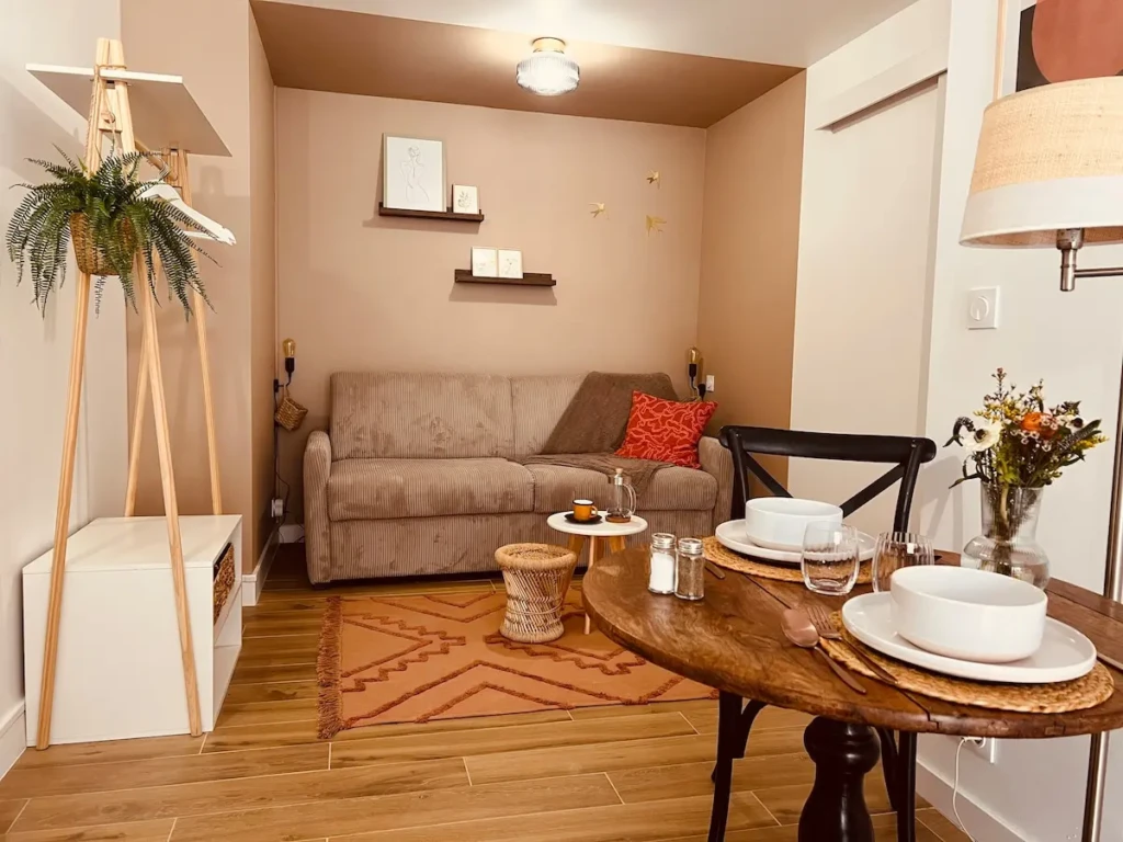 Studio indépendant confortable à Bordeaux Saint Michel avec mobilier moderne.