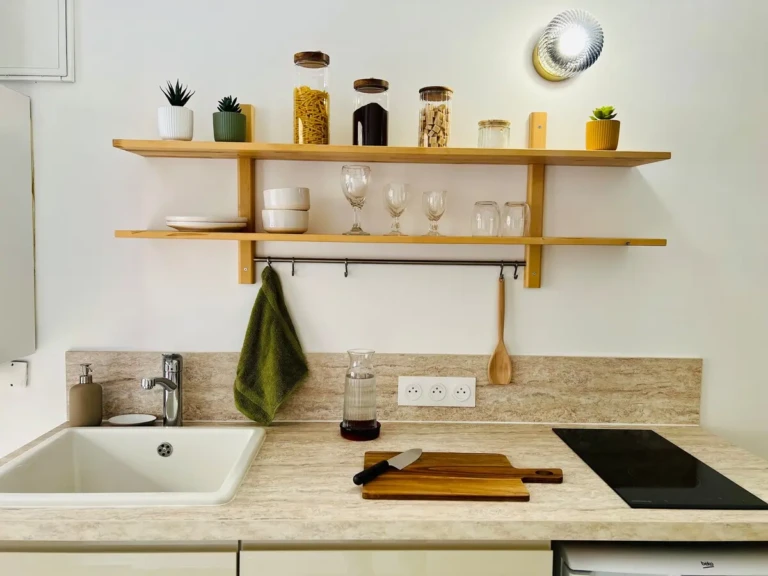 Cuisine moderne et bien équipée du studio indépendant à Bordeaux Saint Michel.