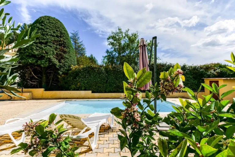 Vue de la piscine et du jardin dans une chambre chez l'habitant à Marseille.