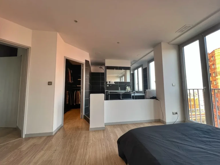Intérieur d'un penthouse avec vue panoramique à Toulouse, quartier Jean-Jaurès