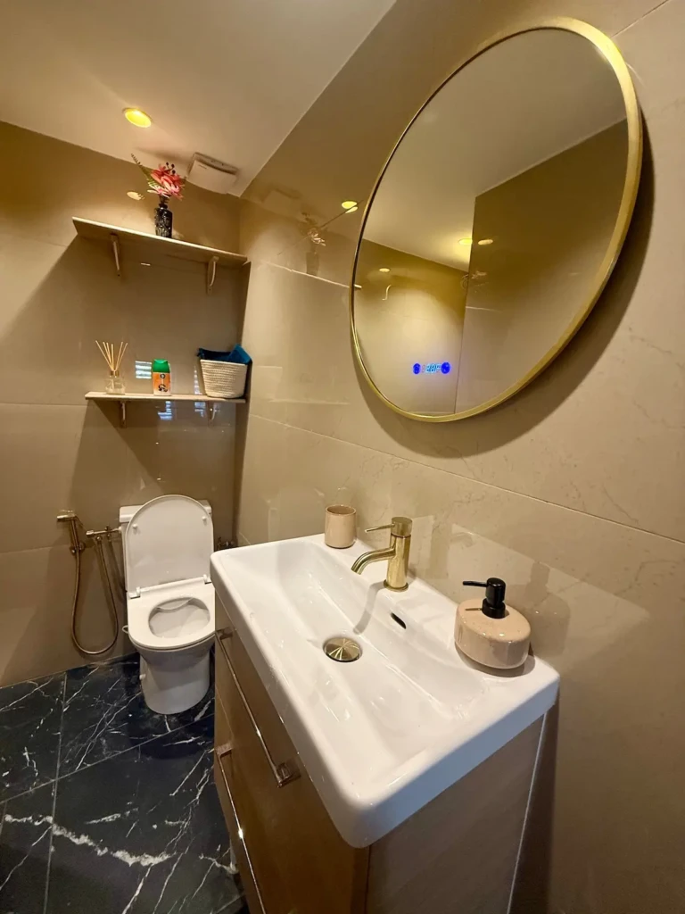 Salle de bains moderne avec lavabo et miroir à Marseille