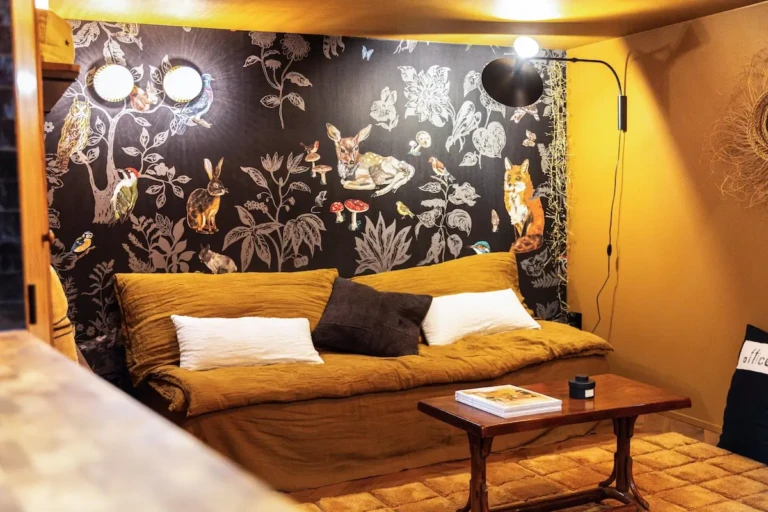 Salon cosy du studio Chez Louise à Bordeaux, avec un mur décoré de motifs animaliers.