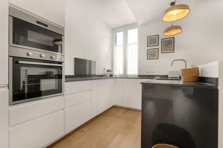 Alt:** Cuisine moderne d'un appartement à Toulouse