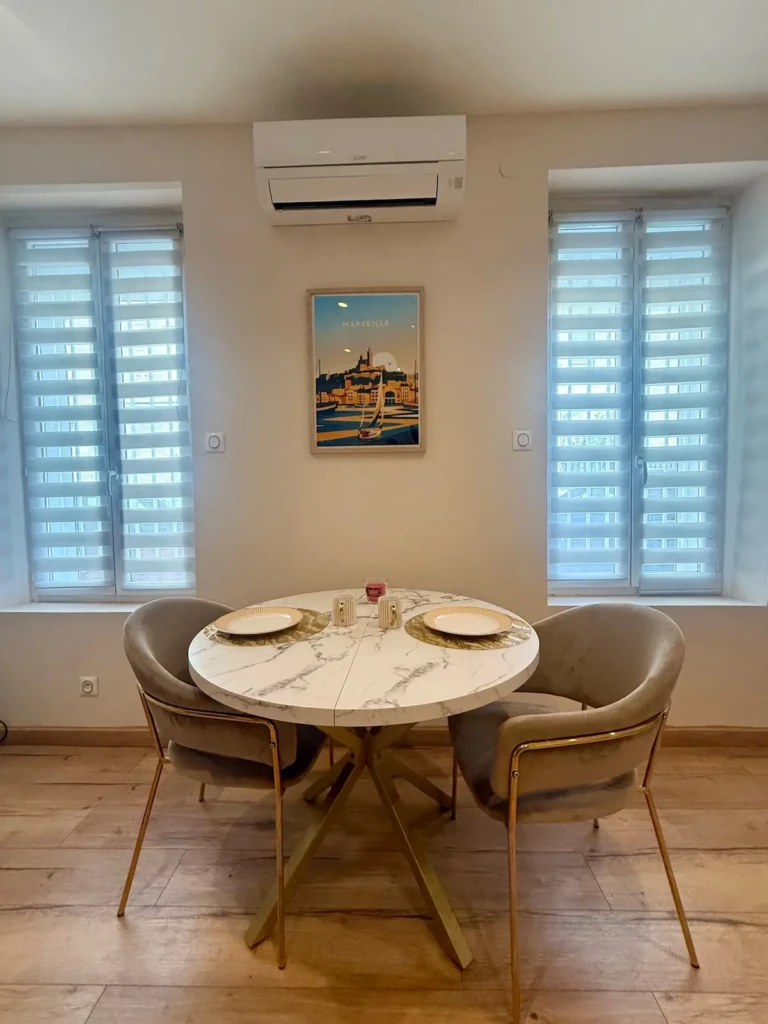 Grand studio climatisé à Marseille avec salle à manger élégante et climatisation