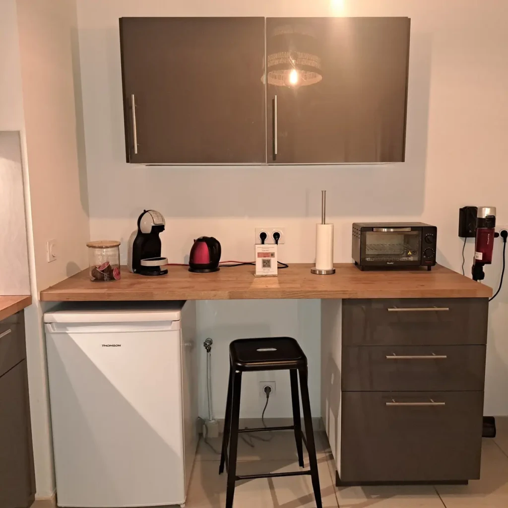 Cuisine moderne équipée de l'Atelier Rochecardon à Vaise-Rochecardon