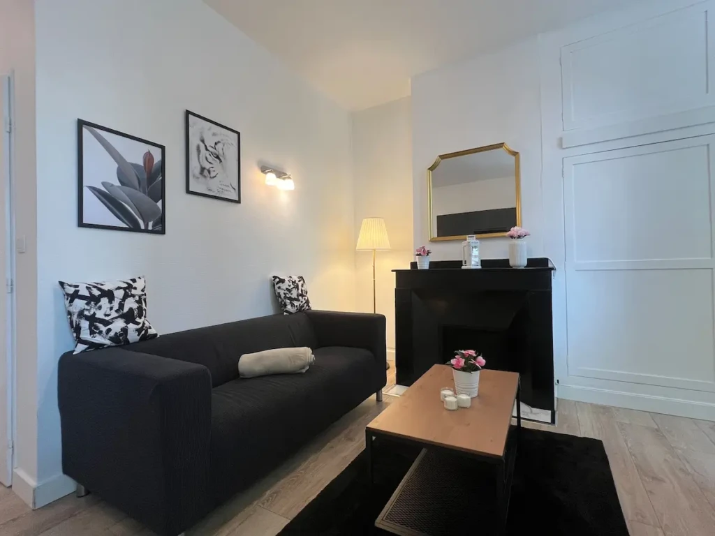Intérieur d'un T2 rénové à Toulouse, quartier du Busca. Titre: Séjour cosy dans un T2 au Busca, Toulouse. Légende: Profitez d'un espace confortable et apaisant dans notre T2 rénové, situé à proximité du métro dans le quartier du Busca, Toulouse. Description: Découvrez notre T2 entièrement rénové, situé dans le quartier paisible du Busca à Toulouse. Cet appartement offre un cadre confortable avec un salon lumineux, idéal pour votre séjour dans la Ville Rose. Appréciez un aménagement soigné et toutes les commodités nécessaires pour un séjour agréable.