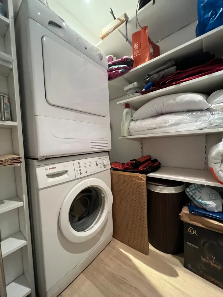 Lave-linge et espace de rangement dans un appartement moderne à Toulouse