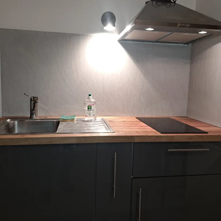 Cuisine moderne équipée de l'Atelier Rochecardon dans le quartier de Vaise-Rochecardon à Lyon