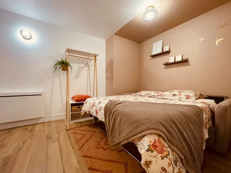 Studio indépendant lumineux avec un lit et une décoration soignée à Bordeaux Saint Michel