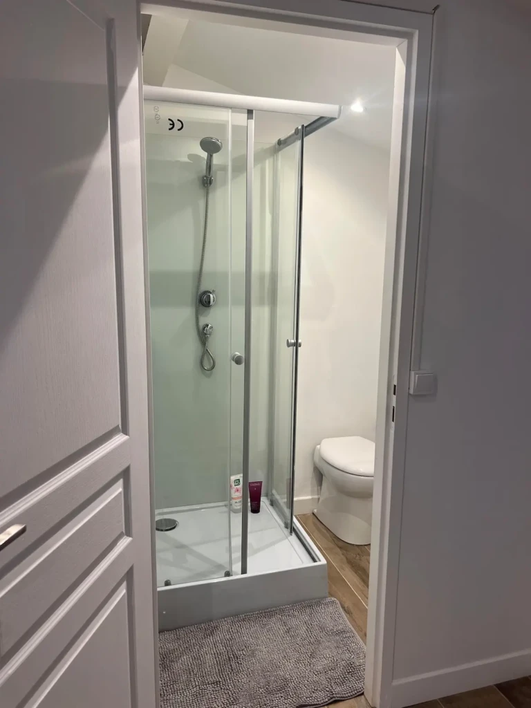 Salle de bain moderne avec douche à l'italienne dans un studio indépendant à Marseille