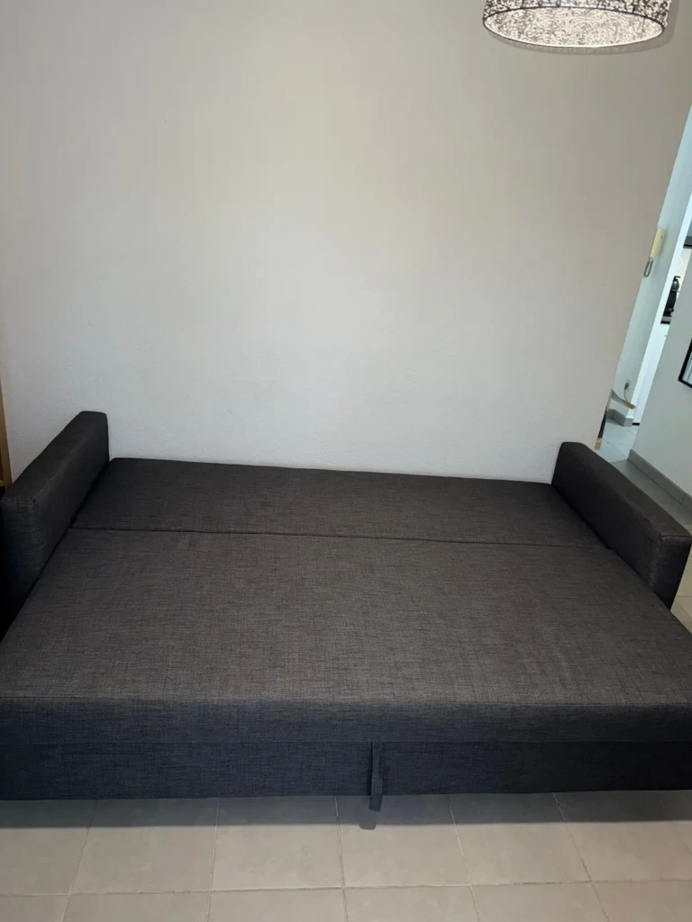 Canapé convertible dans un appartement moderne à Marseille