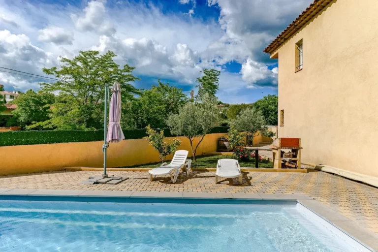 Piscine avec chaises longues dans un jardin partagé à Marseille