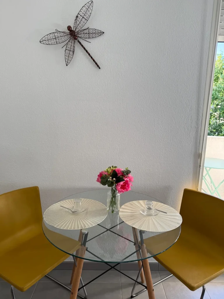 Table à manger lumineuse avec chaises dans un appartement moderne à Marseille