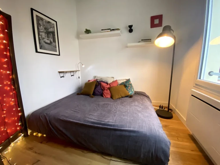 Chambre confortable dans un loft à Toulouse, avec un lit douillet et un éclairage doux.
