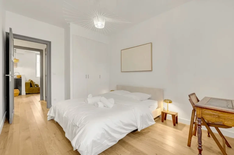 Chambre moderne avec lit double et bureau, située à Toulouse