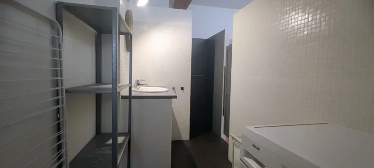 Salle de bain moderne dans un studio au cœur de Lyon, Pentes de la Croix-Rousse