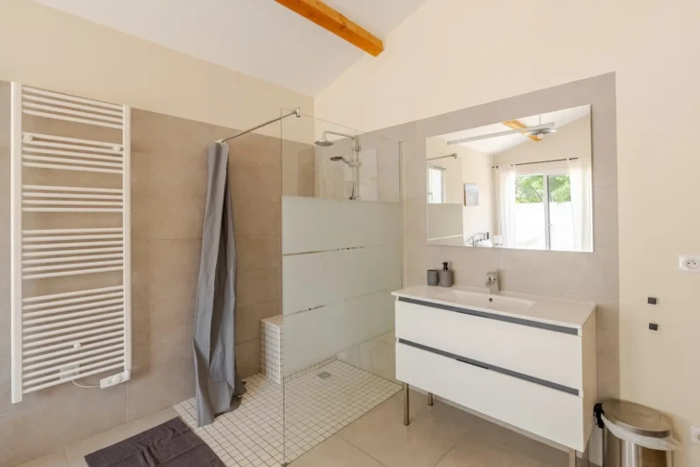 Salle de bain moderne avec douche à l'italienne et meuble vasque