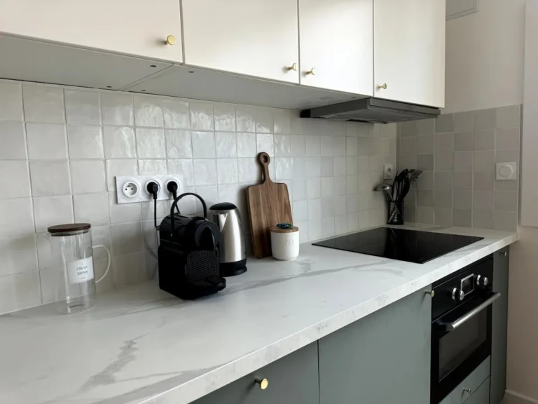 Cuisine entièrement équipée de l'appartement Casa Burdigala à Bordeaux, quartier Belcier.