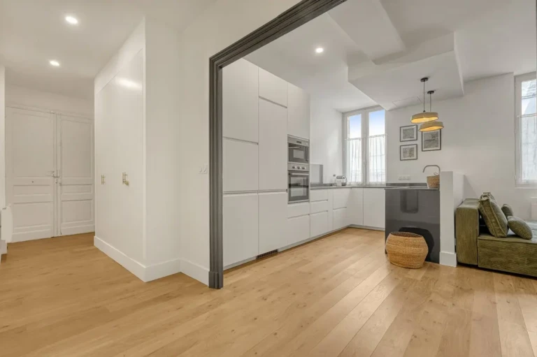 Cuisine moderne et spacieuse d'un appartement à Toulouse avec des meubles contemporains