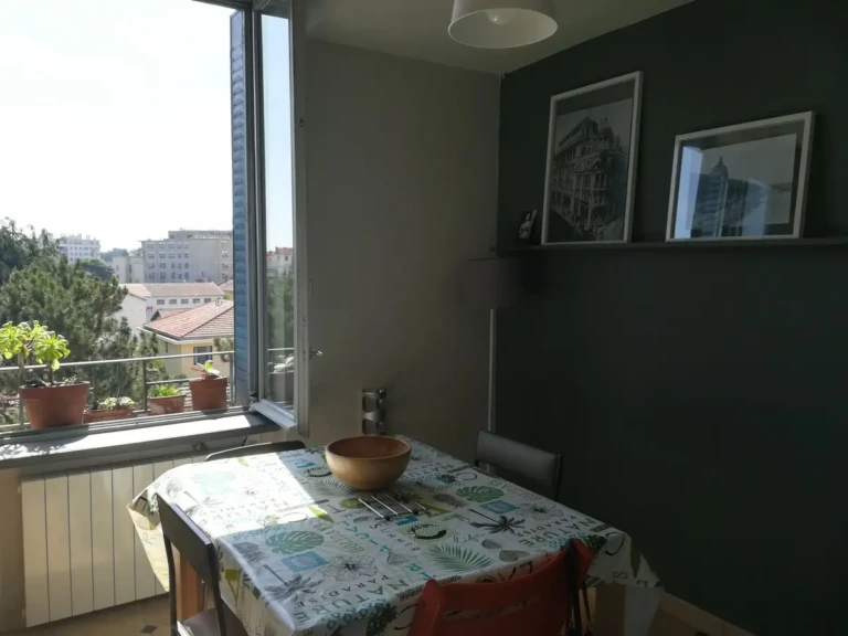 Coin repas lumineux avec vue dégagée dans un appartement calme de Lyon