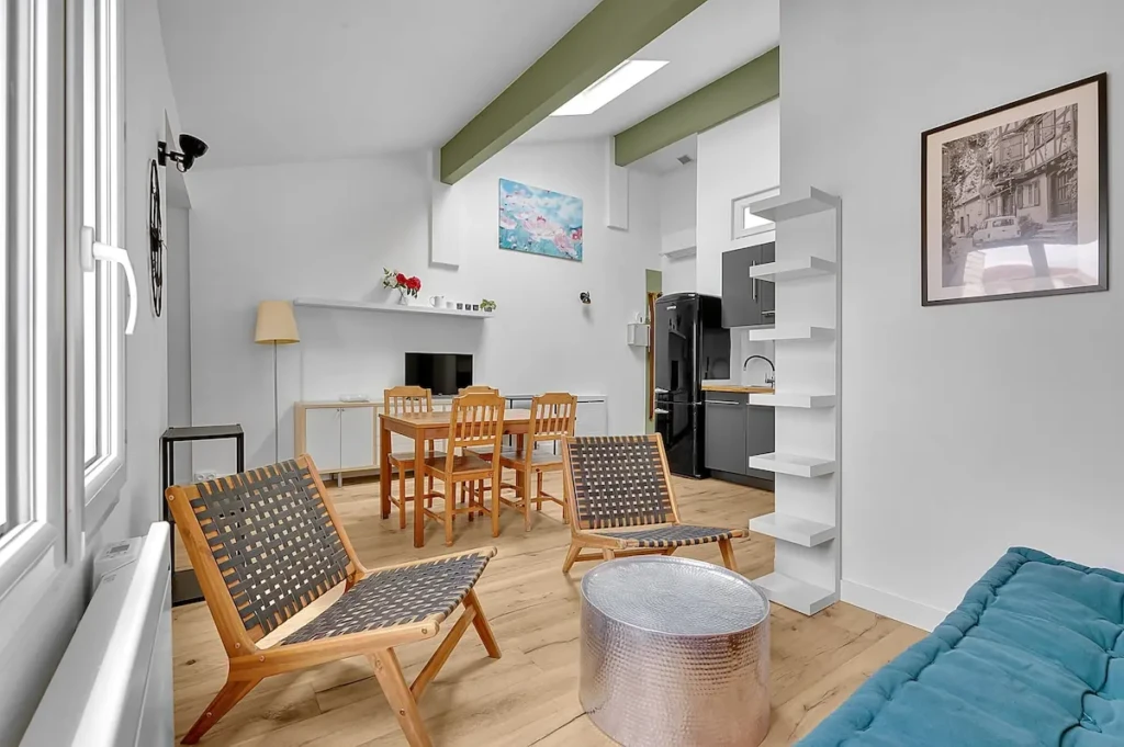 Loft moderne de 45m² avec vue sur les toits à Toulouse, appartement lumineux et calme.