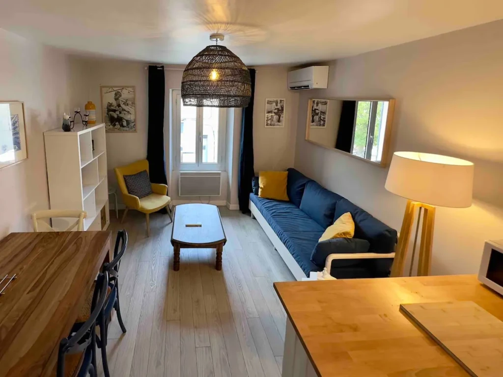 Intérieur d'un charmant T2 climatisé à Marseille, avec salon lumineux et décor moderne.