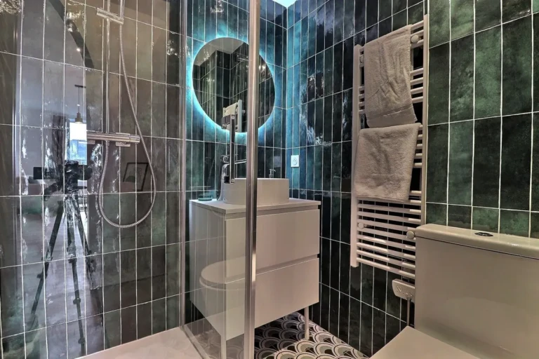 Salle de bain moderne et élégante dans un logement T2 quartier Part-Dieu à Lyon.