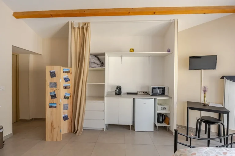 Intérieur d'une chambre chez l'habitant avec kitchenette, à Marseille