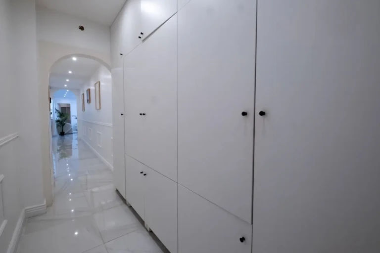 Couloir élégant et minimaliste de l'appartement T2 à Toulouse
