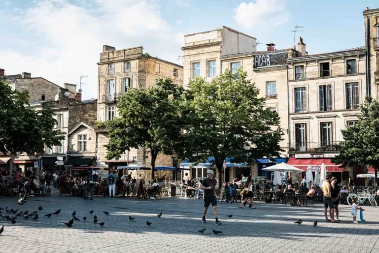 Place animée avec terrasses à Saint Michel, Bordeaux