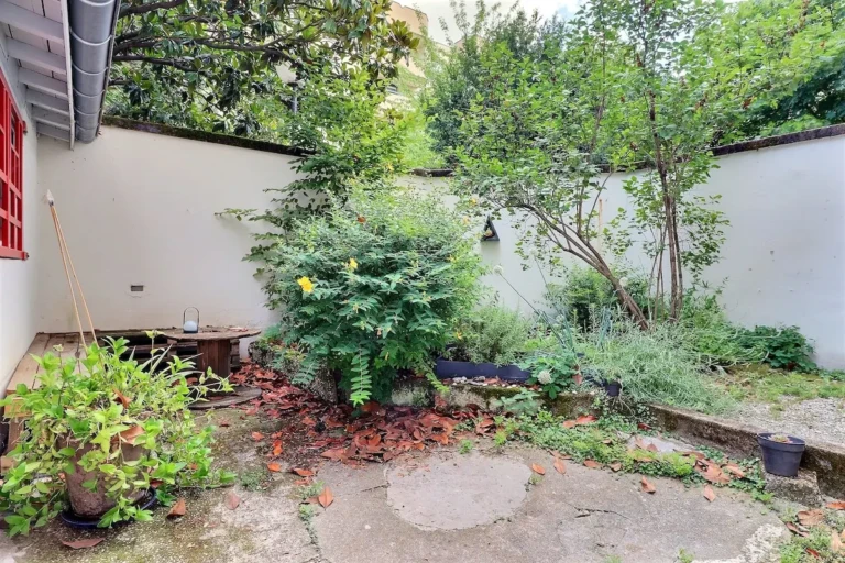 Espace extérieur commun avec verdure et aménagements à Part-Dieu, Lyon