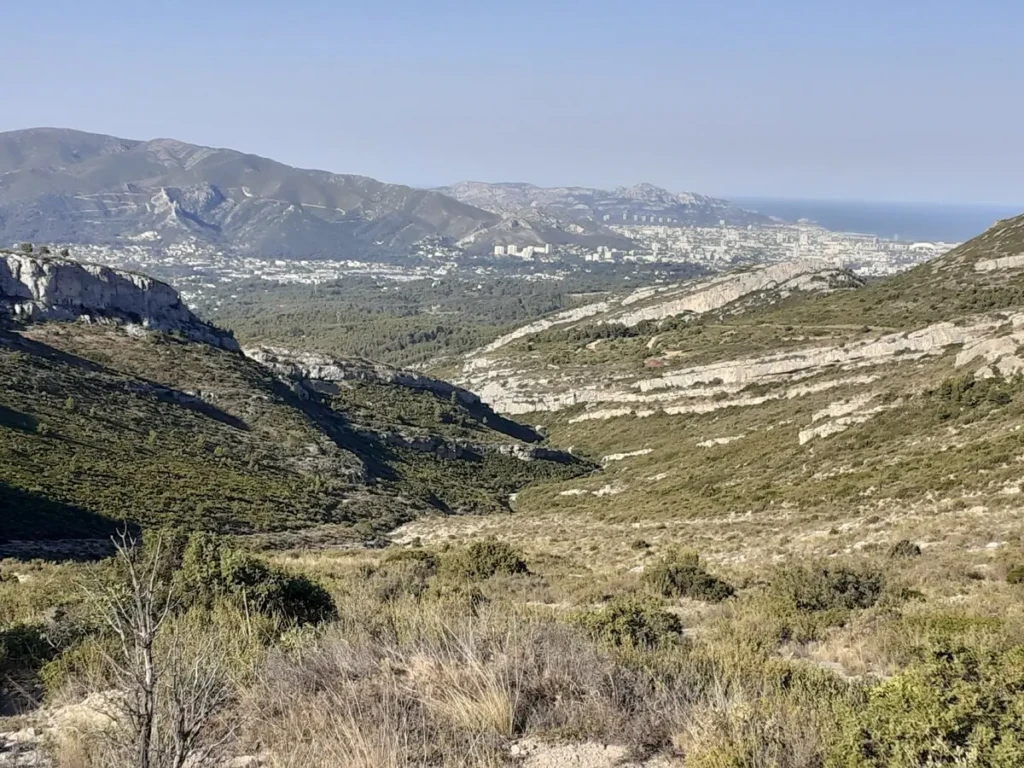 Vue panoramique des collines autour de la Treille à Marseille