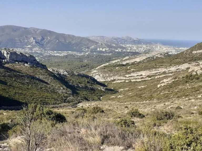 Vue panoramique des collines autour de la Treille à Marseille