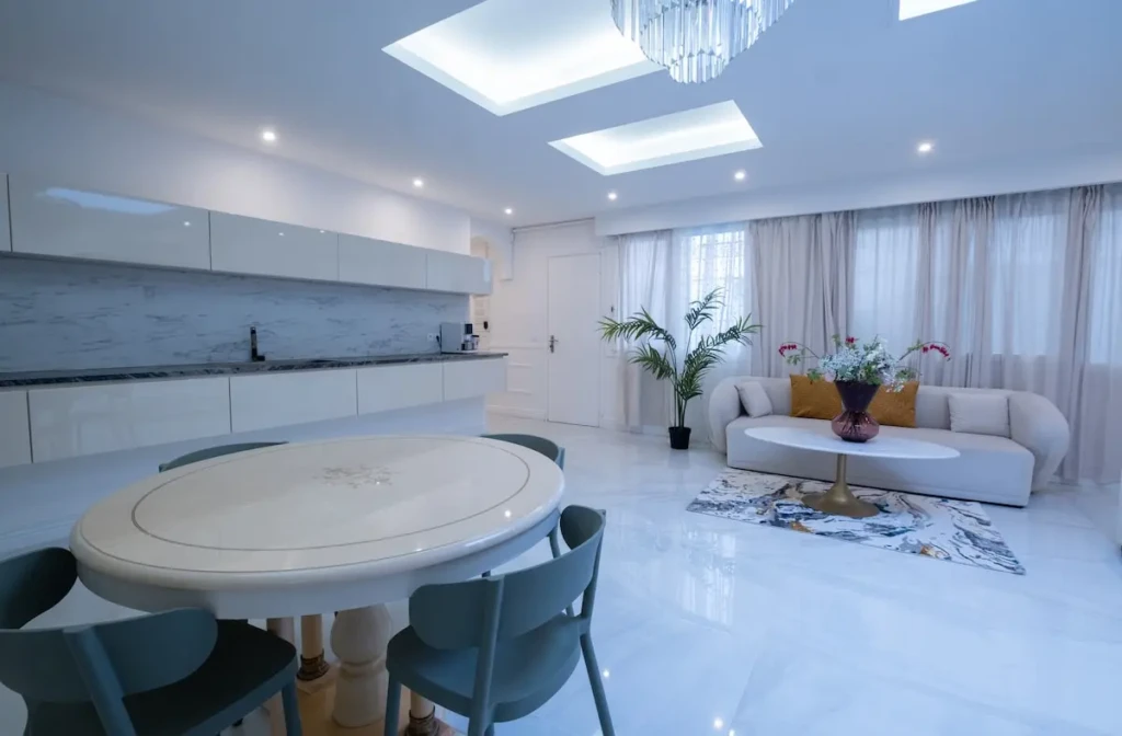 Intérieur élégant d'un T2 climatisé à Toulouse avec espace repas et salon