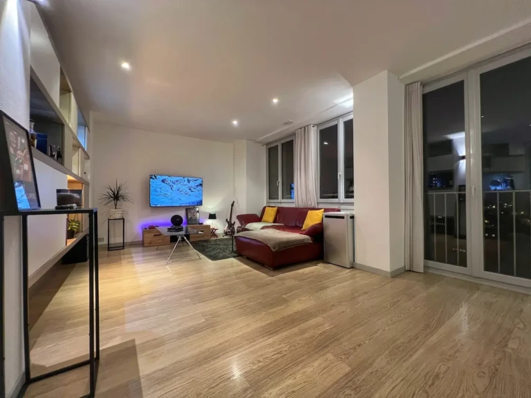 Intérieur moderne d'un penthouse à Toulouse avec vue sur la ville