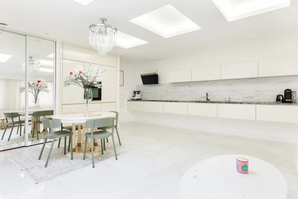Intérieur élégant d'un appartement T2 à Toulouse avec cuisine moderne