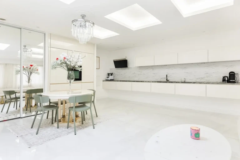 Intérieur élégant d'un appartement T2 à Toulouse avec cuisine moderne