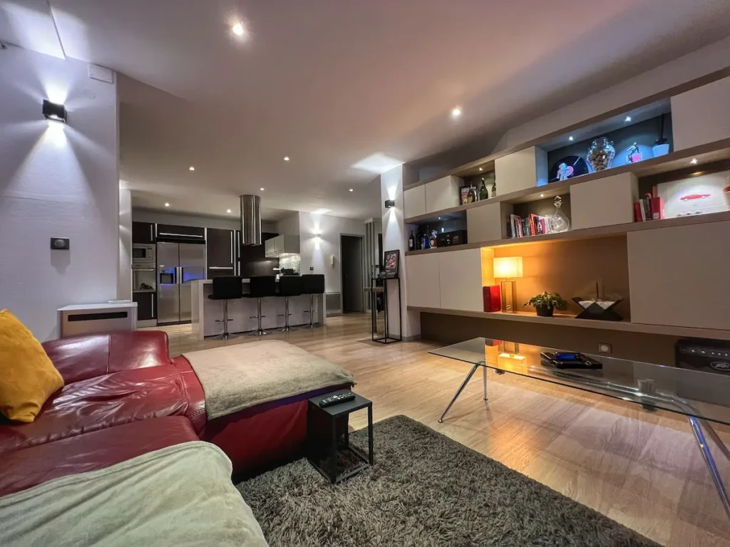 Intérieur moderne d'un loft avec cuisine ouverte et salon confortable