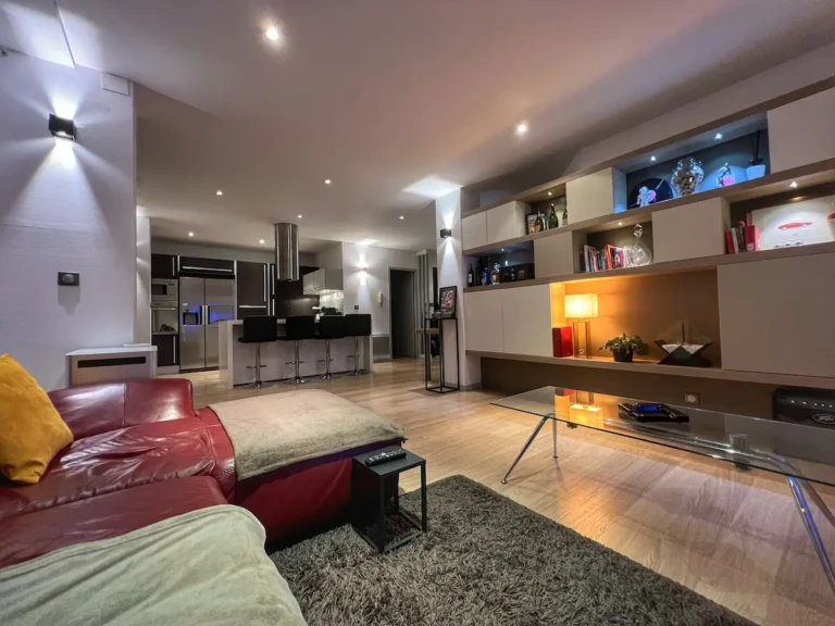 Intérieur moderne d'un loft avec cuisine ouverte et salon confortable