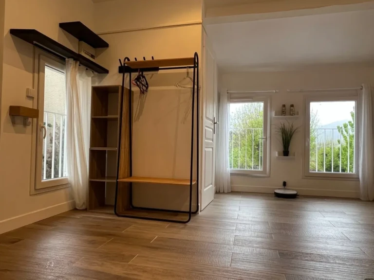 Intérieur d'un studio indépendant à Marseille, lumineux et calme