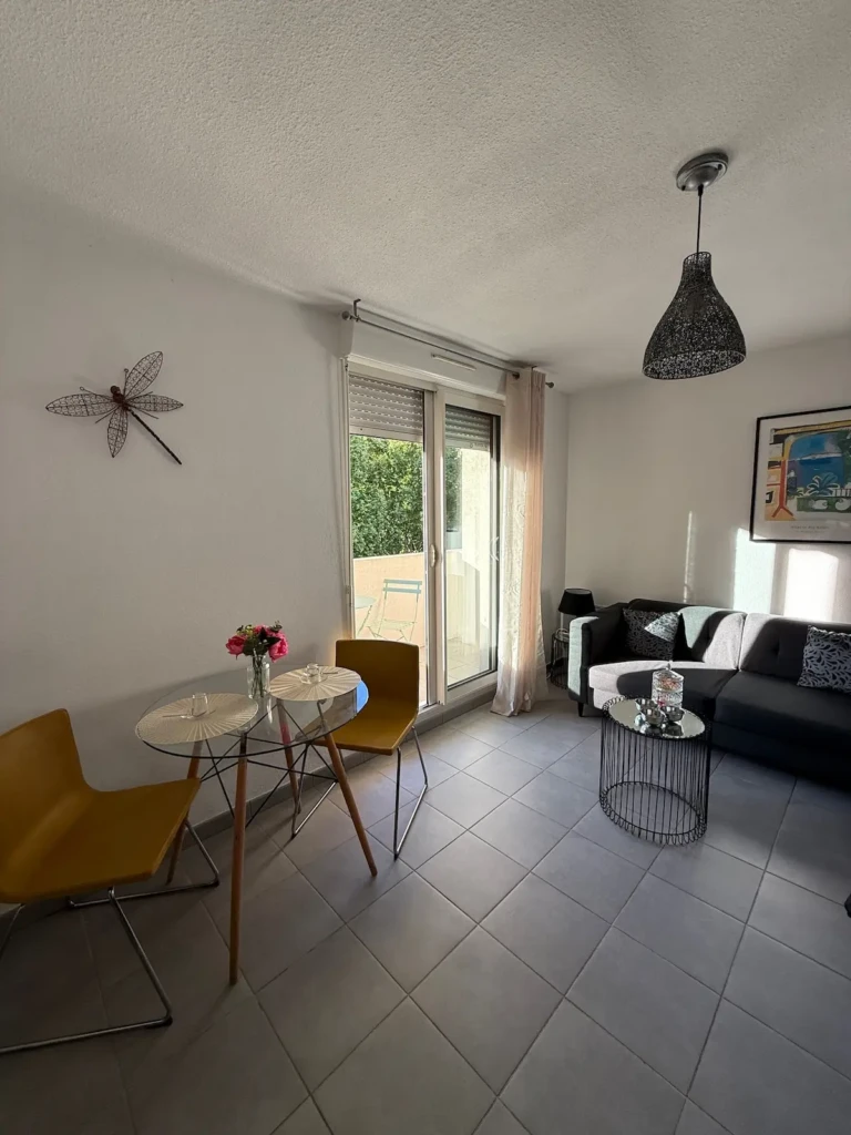Intérieur lumineux d'un appartement moderne à Marseille avec balcon