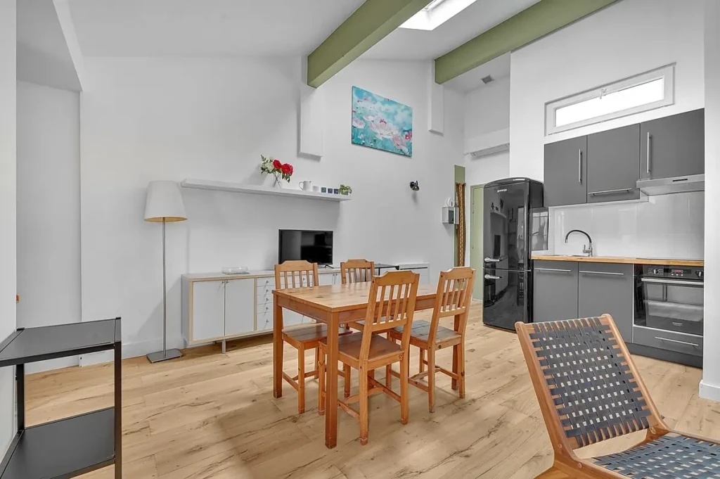 Loft lumineux de 45m² avec coin repas et cuisine à Toulouse